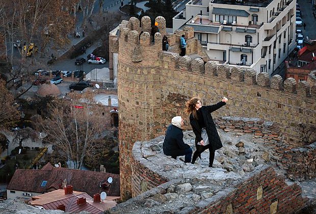 Туристы фотографируются в центре Тбилиси