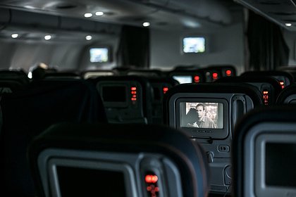 Пассажир самолета предпочел Супербоулу романтический фильм и был высмеян в сети