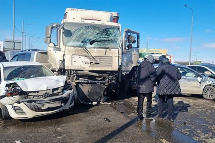 На российской трассе фура с отказавшими тормозами протаранила 15 машин