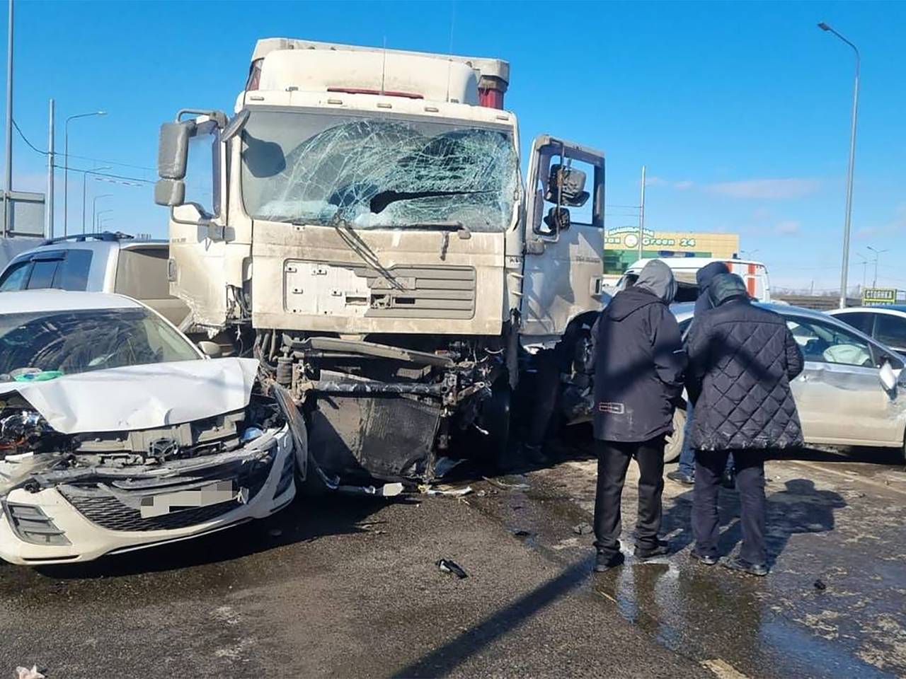 Грузовик протаранил 15 машин