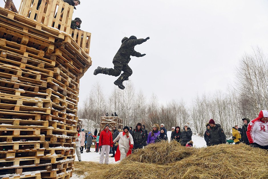 Празднование «Широкой Масленицы» в деревне Никола-Ленивец. Соревнование по прыжкам с высоты в сено.