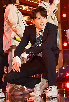 Участник BTS Джонгук в кроссовках марки Andersson Bell на церемноии «Грэмми», 2019 год