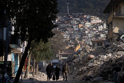 Число жертв при землетрясениях в Турции выросло