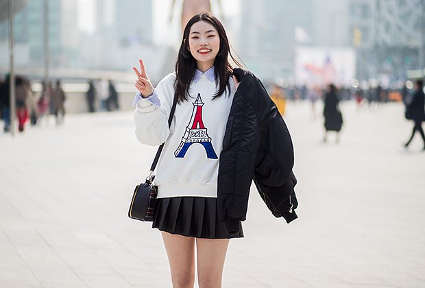 Гостья Недели моды в Сеуле в оверсайз-свитшоте и мини-юбке, 2018 год
