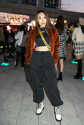 Гостья Недели моды в Сеуле в коротком топе, широких штанах и с сумкой Off-White, 2019 год
