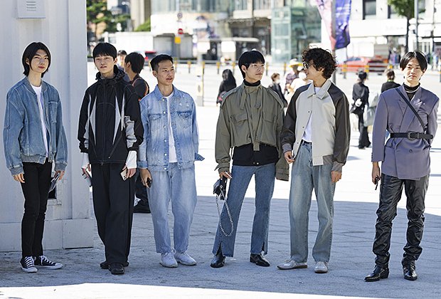 Посетители сеульской Недели моды у здания культурно-развлекательного комплекса Dongdaemun Design Plaza, 2022 год