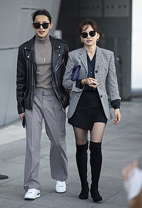 Посетители сеульской Недели моды у здания культурно-развлекательного комплекса Dongdaemun Design Plaza, 2022 год