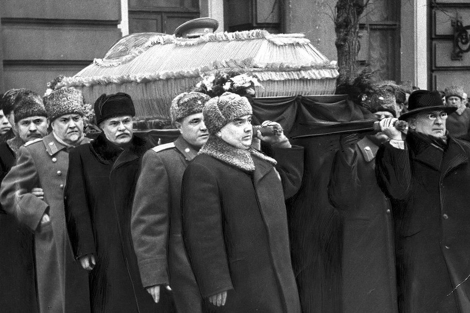 Руководители Коммунистической партии и советского правительства несут гроб с телом Иосифа Сталина. Первыми идут Георгий Маленков (слева) и Лаврентий Берия, в левом ряду также Вячеслав Молотов, Николай Булганин, Лазарь Каганович