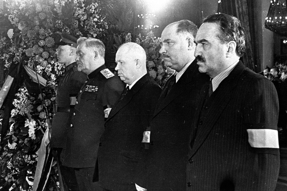 Справа налево: Анастас Микоян, Лазарь Каганович, Никита Хрущев, Николай Булганин в почетном карауле у гроба с телом Иосифа Сталина в Колонном зале Дома Союзов
