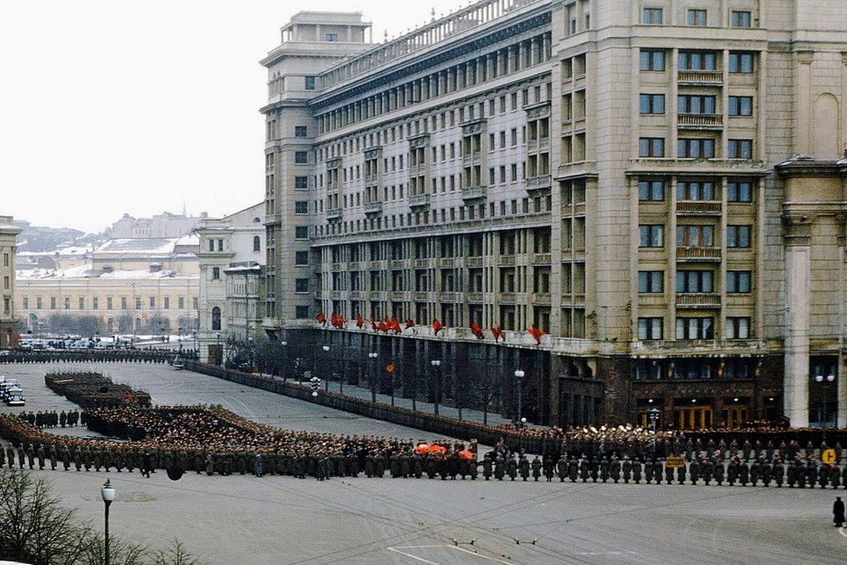 Похоронная процессия с телом Иосифа Сталина движется от площади Охотного Ряда (ныне улица Охотный Ряд) через Манежную площадь в сторону Красной площади. 9 марта 1953 года