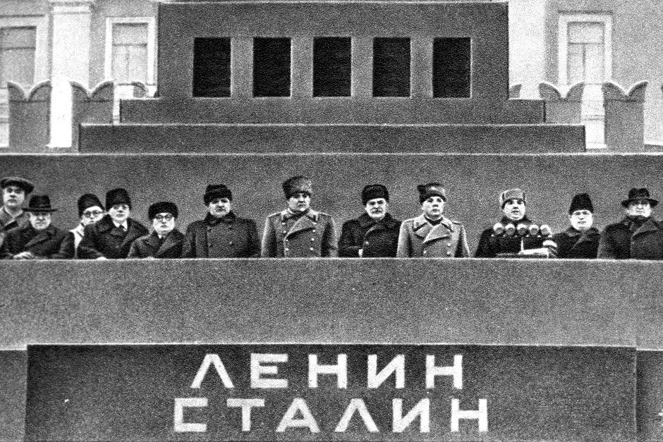  Высшее руководство СССР на трибуне Мавзолея в день похорон Иосифа Сталина, 9 марта 1953 года