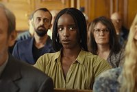 В сети — один из лучших фильмов года «Сент-Омер». Почему эту драму о суде над мигранткой-детоубийцей стоит увидеть?