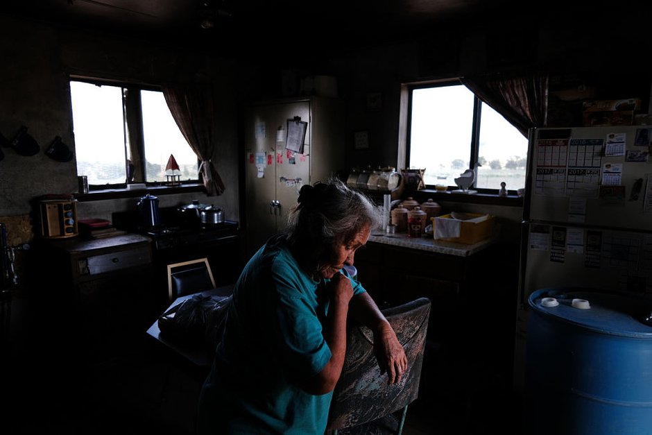 Нэнси Битсью, пожилая представительница народа навахо, после получения ежемесячной доставки воды в городе Торо, штат Нью-Мексико, 6 июня 2019 года