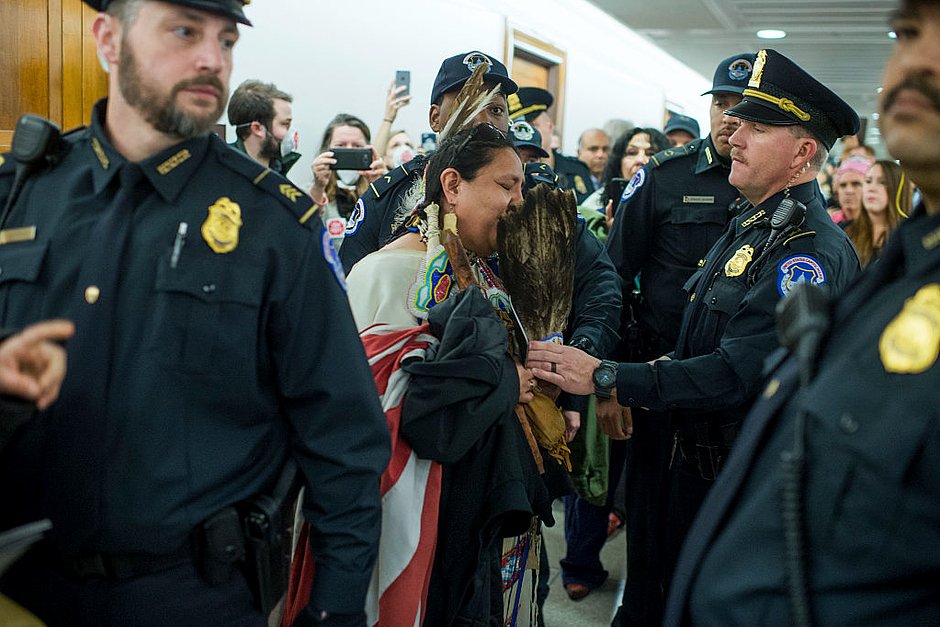 Джоанн Пятнистый Медведь из Вундед-Ни, Южная Дакота, арестована полицией Капитолия после протеста против открытия трубопровода Dakota Access, 18 января 2017 года