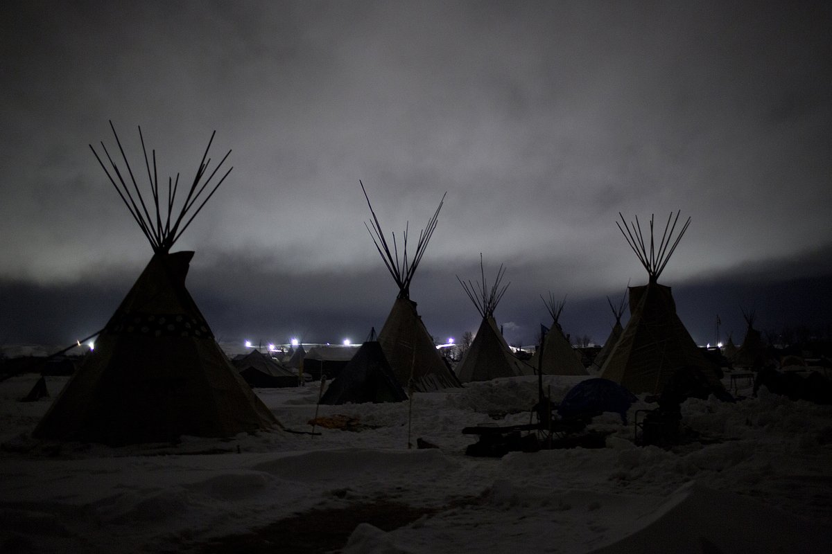 Гигантские прожекторы в лагере Oceti Sakowin недалеко от резервации Лакота-Сиу в Стэндинг-Рок, Северная Дакота, 1 декабря 2016 года