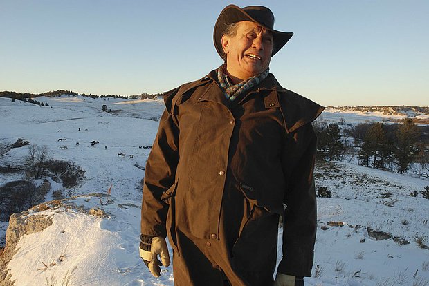 Рассел Минс, бывший актер и вождь индейцев лакота (сиу), на своем ранчо Дикобраз, расположенном в резервации, 30 декабря 2007 года
