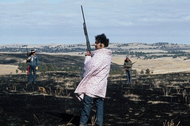 Вооруженные коренные американцы во время оккупации поселения Вундед-Ни в индейской резервации Пайн-Ридж, Южная Дакота, 7 марта 1973 года