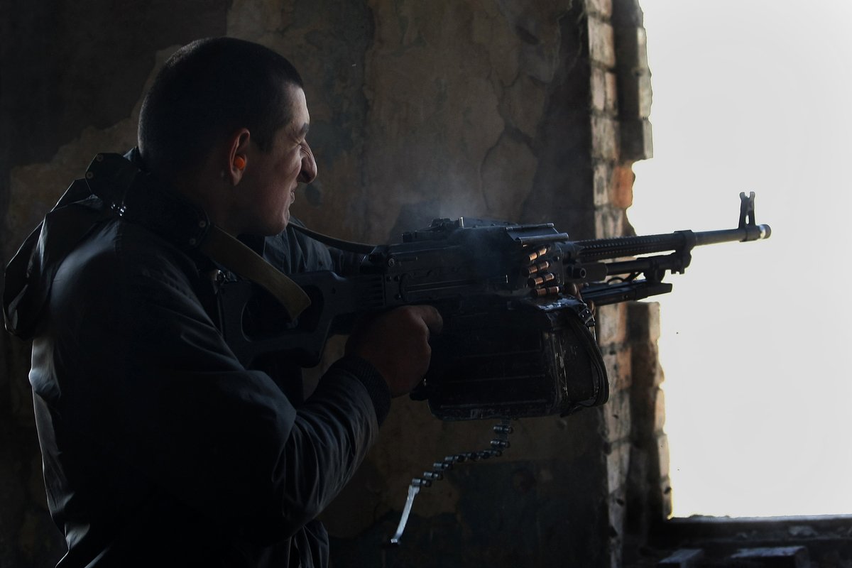 Грузинский солдат ведет огонь из пулемета во время американо-грузинских военных учений на военной базе «Вазиани», окраины Тбилиси, 20 марта 2012 года