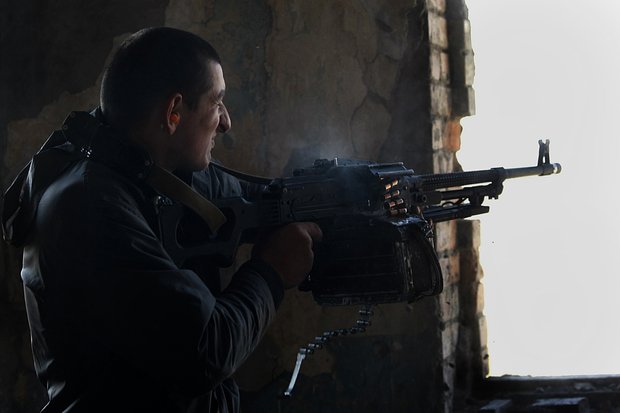Грузинский солдат ведет огонь из пулемета во время американо-грузинских военных учений на военной базе «Вазиани», окраины Тбилиси, 20 марта 2012 года. Фото: Shakh Aivazov / AP