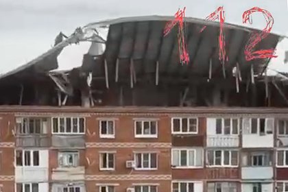 У дома в российском городе снесло крышу