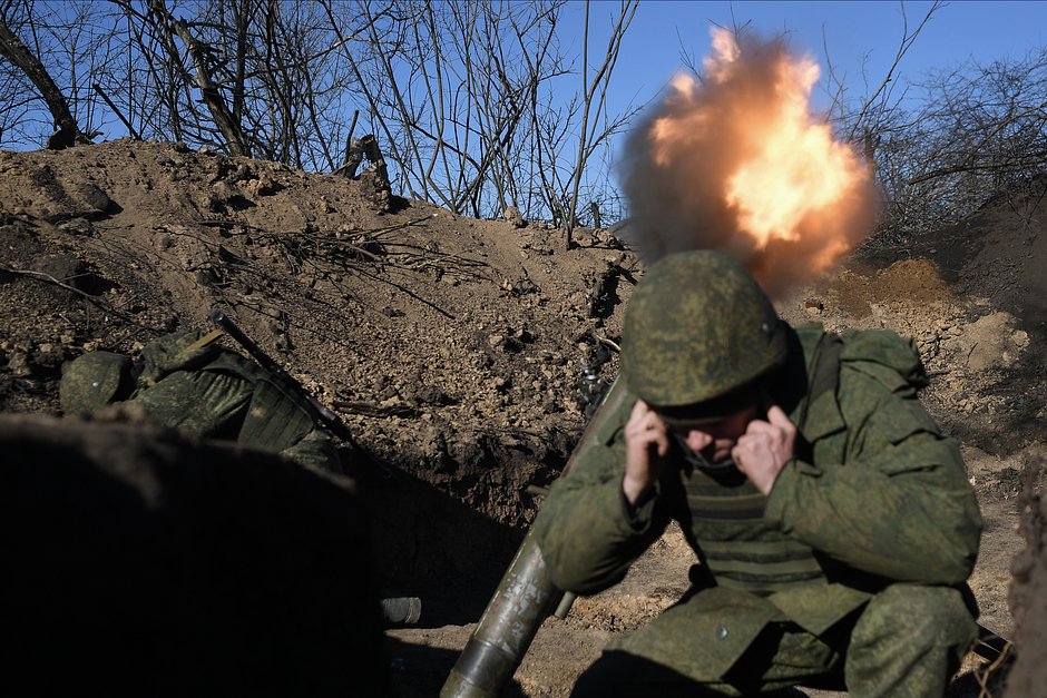 Военнослужащие мотострелковых подразделений Вооруженных сил России ведут огонь по позициям Вооруженных сил Украины из гранатомета АГС в южном секторе спецоперации, 9 февраля 2023 года
