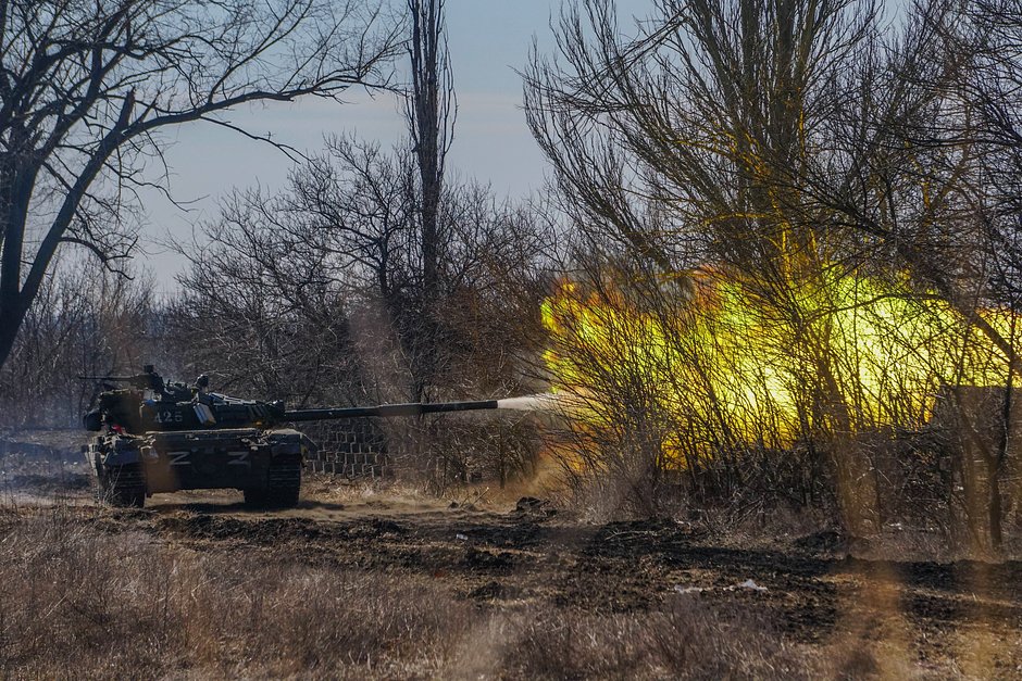 Военнослужащие Народной милиции ДНР ведут наступление в районе поселка Марьинка, 21 марта 2022 года