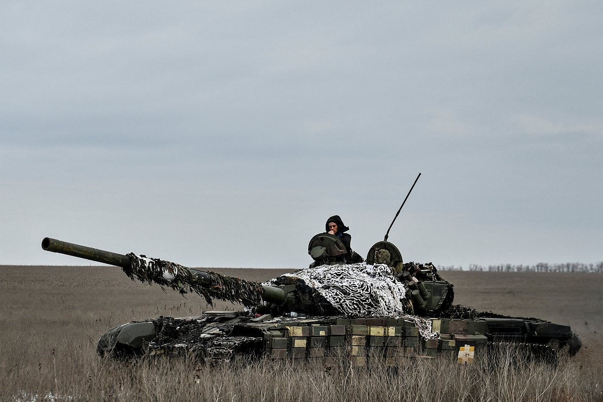 Украинские военнослужащие едут на танке по полю на передовой, Запорожская область, 19 февраля 2023 года
