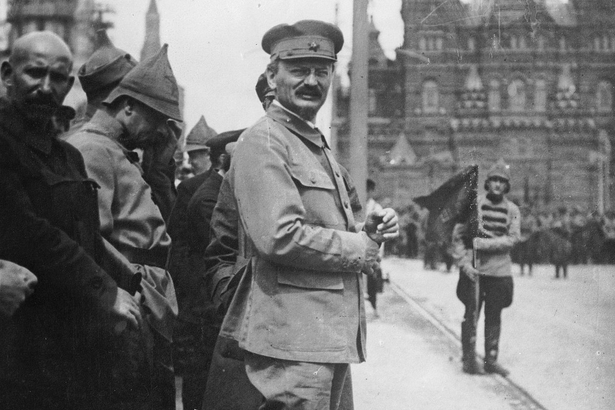 Народный комиссар по военным делам Лев Троцкий на параде на Красной площади.
