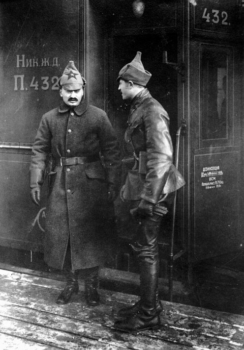 Наркомвоен Троцкий (слева). Фото: Wikimedia