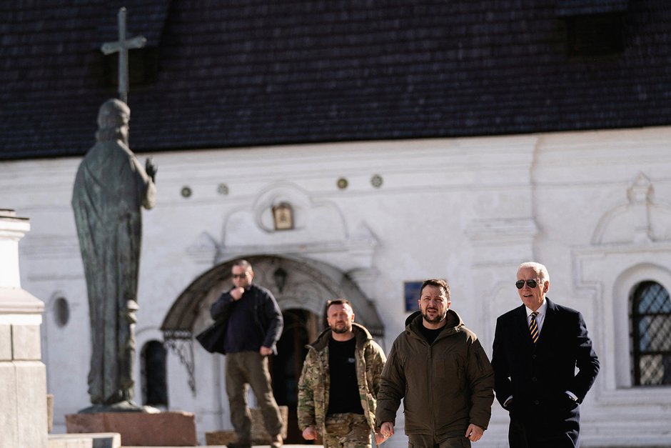 Президент США Джо Байден с президентом Украины Владимиром Зеленским в Михайловском Златоверхом соборе во время визита в Киев, 20 февраля 2023 года