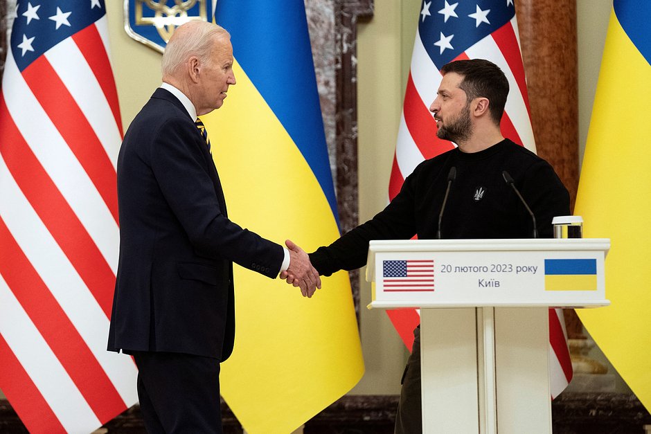 Президент США Джо Байден и президент Украины Владимир Зеленский обмениваются рукопожатиями, Киев, 20 февраля 2023 года