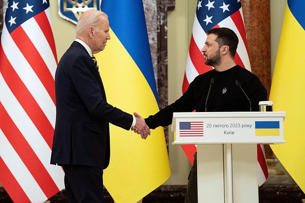 Президент США Джо Байден и президент Украины Владимир Зеленский обмениваются рукопожатиями, Киев, 20 февраля 2023 года. Фото: Evan Vucci / Pool / Reuters