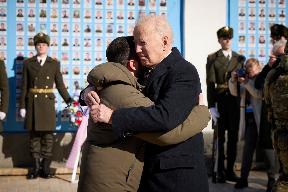 Президент США Джо Байден обнимает президента Украины Владимира Зеленского у Стены памяти погибших украинских солдат, Киев, 20 февраля 2023 года