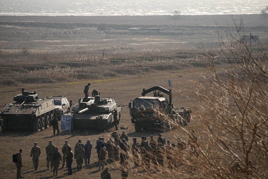 Французские военнослужащие возле главного боевого танка Leclerc во время совместных французско-американских учений на берегу Черного моря, Румыния, 9 февраля 2023 года
