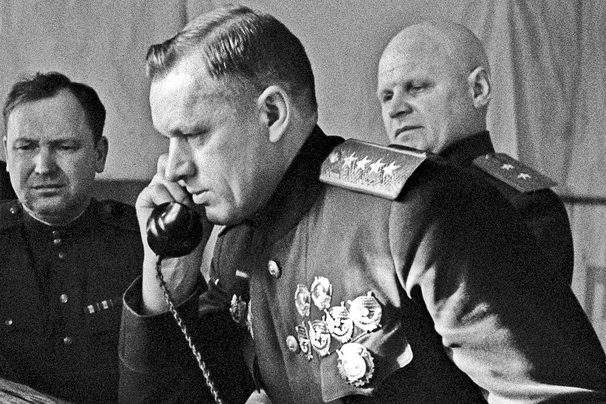 Командующий 1 белорусским фронтом в 1945. Рокоссовский 1941. Рокоссовский Маршал Польши.