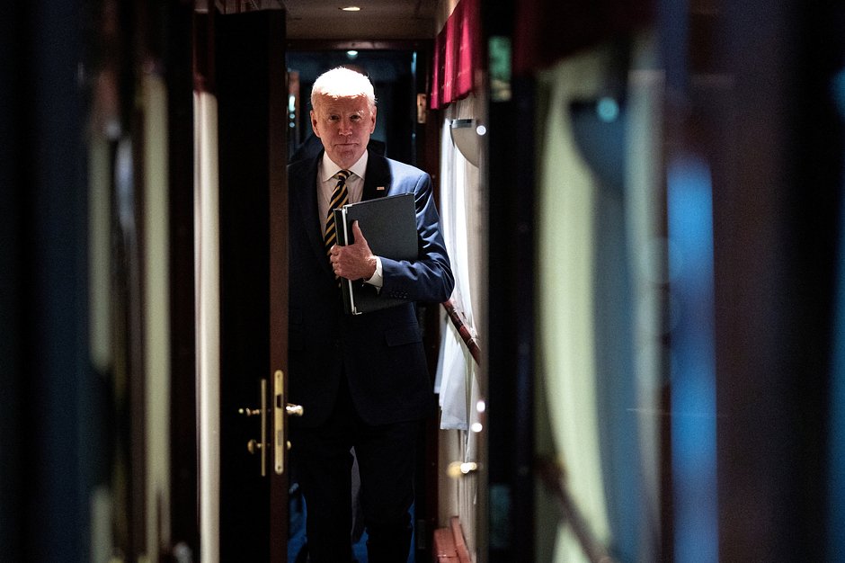 Президент Джо Байден идет по коридору в свое купе в поезде после визита в Киев, 20 февраля 2023 года