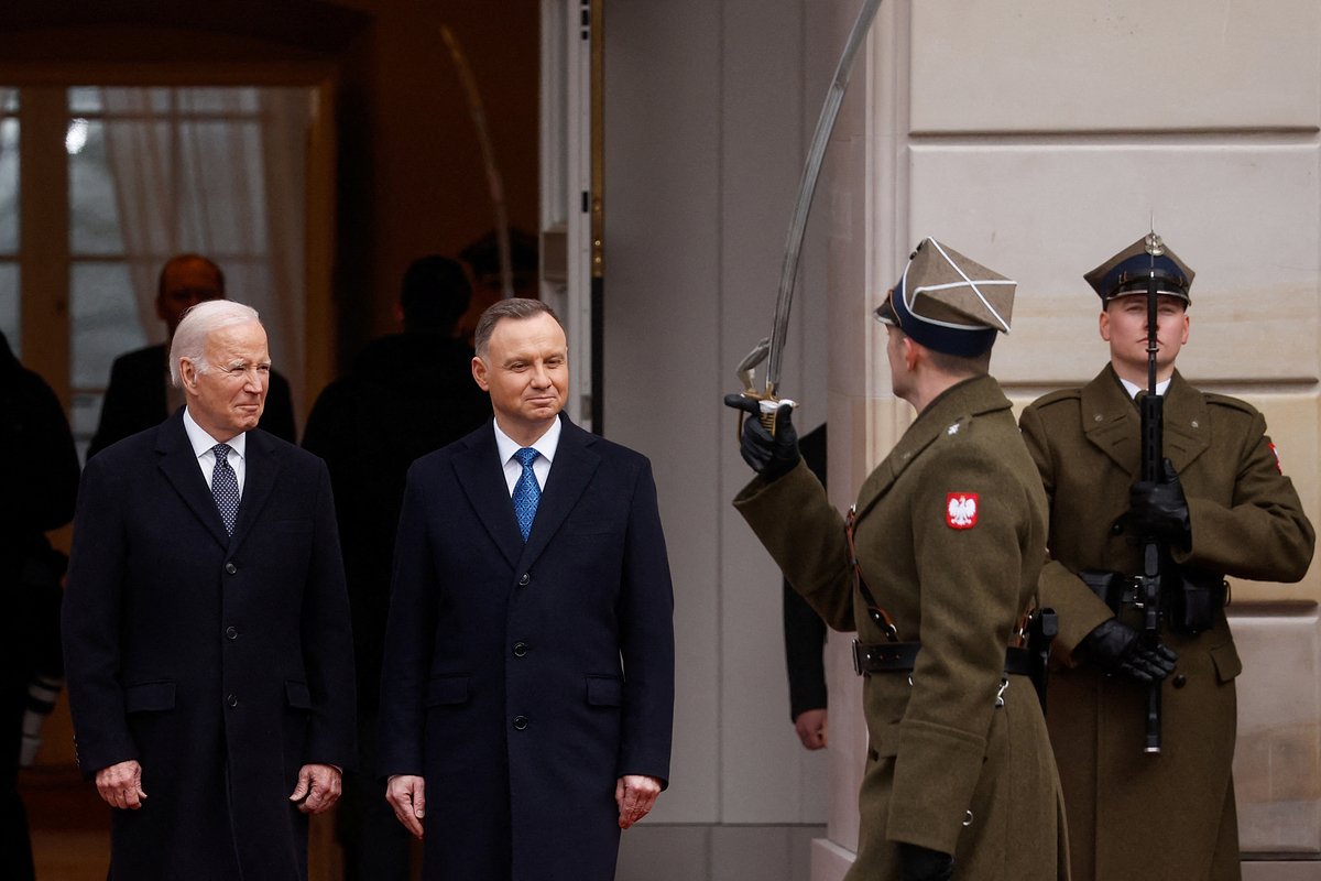 Президент США Джо Байден и президент Польши Анджей Дуда на церемонии приветствия возле президентского дворца в Варшаве, Польша, 21 февраля 2023 года