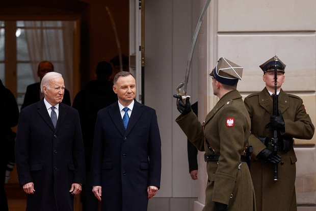Президент США Джо Байден и президент Польши Анджей Дуда на церемонии приветствия возле президентского дворца в Варшаве, Польша, 21 февраля 2023 года. Фото: Evelyn Hockstein / Reuters