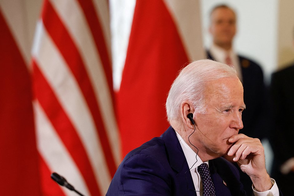 Президент США Джо Байден и президент Польши Анджей Дуда (на заднем фоне) участвуют в двусторонней встрече в президентском дворце в Варшаве, Польша, 21 февраля 2023 года