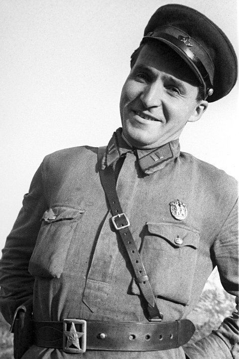 Писатель и военный журналист Константин Симонов, 1941 год. Фото: Яков Халип / РИА Новости