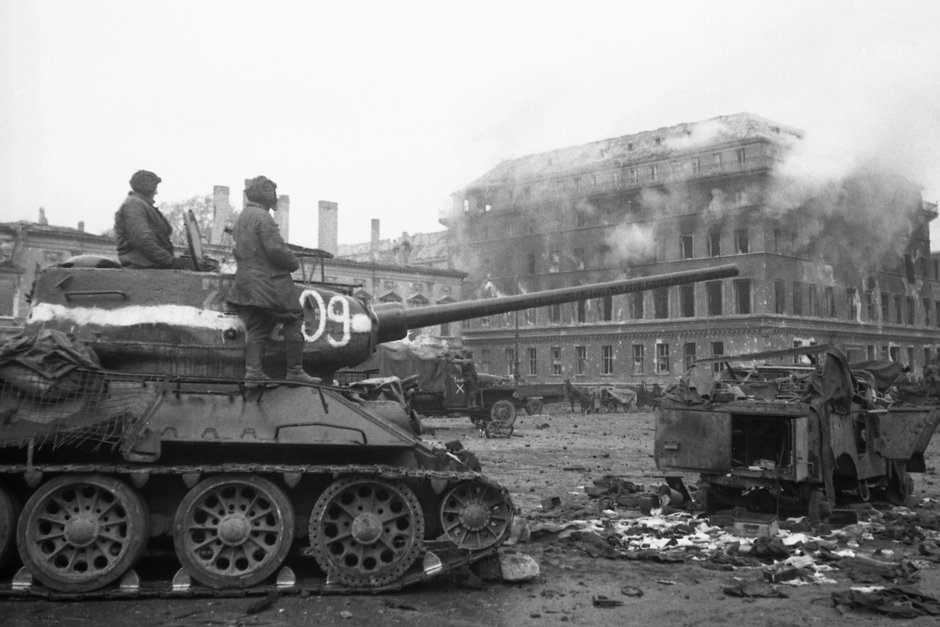Советские танкисты на улицах Берлина, 1945 год