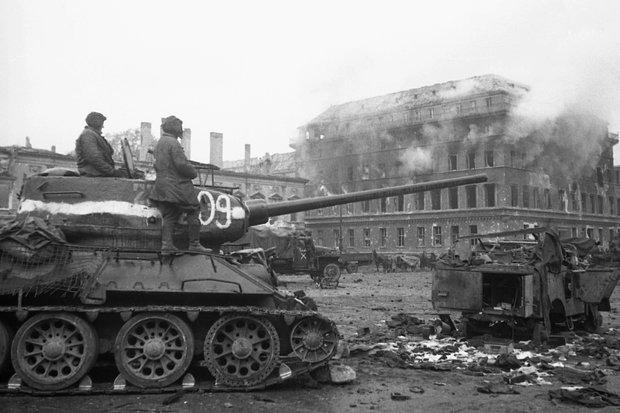 Советские танкисты на улицах Берлина, 1945 год. Фото: Владимир Гребнев / РИА Новости