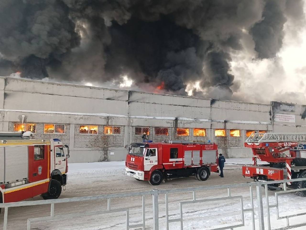 Красноярцы рассказали о последствиях мощного пожара на складе  холодильников: Происшествия: Россия: Lenta.ru