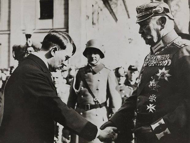 Канцлер Адольф Гитлер и рейхспрезидент Пауль фон Гинденберг обмениваются рукопожатием в Потсдаме, 1933 год