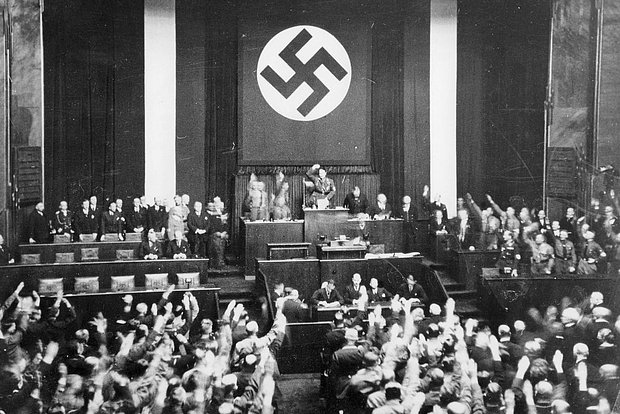 Открытие заседания парламента в оперном театре Кролла, где собирались депутаты после пожара в здании Рейхстага, Берлин, 1934 год