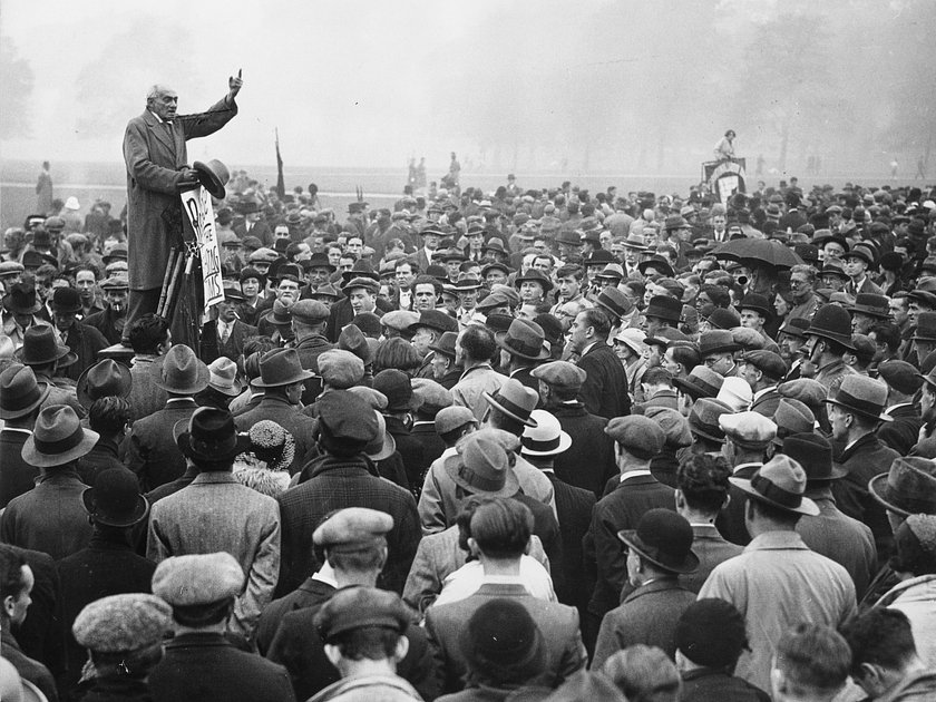 Обращаясь к толпе в Гайд-парке, депутат-коммунист Саклатвала Шапурджи призывает освободить подозреваемых в поджоге Рейхстага, Лондон, 24 сентября 1933 года