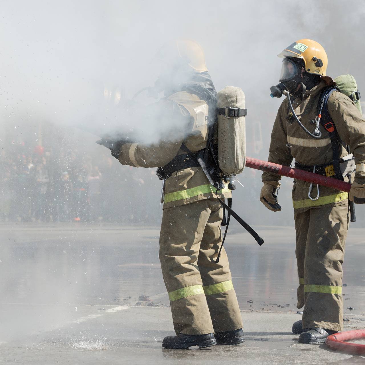 Пожарный мочь. Слоган про пожарную безопасность. Пожарный мочь. Пожарный мочь. Проезд пожарной техники.