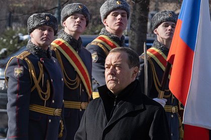 Медведев призвал отодвинуть угрозы для России до границ Польши