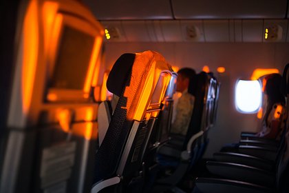Застрявшие на полдня в самолете пассажиры рассказали о голоде и приступах паники