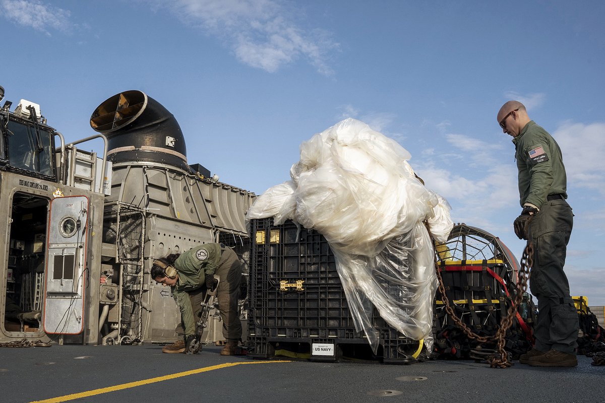 Моряки собирают в Атлантическом океане для передачи ФБР материалы от сбитого китайского аэростата, обнаруженные у побережья Миртл-Бич, Южная Каролина, 10 февраля 2023 года